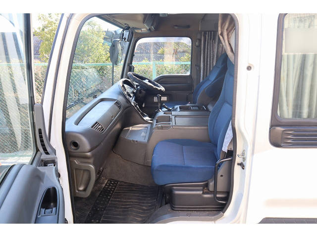 いすゞギガアルミウイング大型（10t）[写真15]