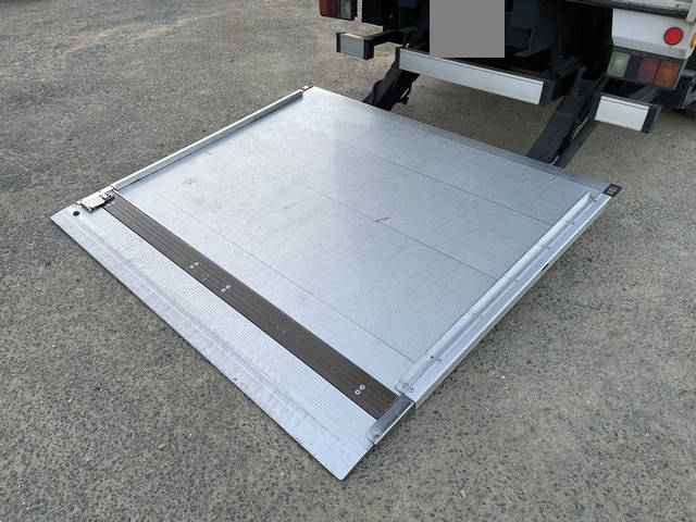 三菱ふそうキャンターアルミバン小型（2t・3t）[写真16]