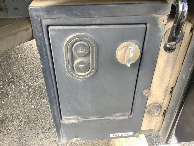 三菱ふそうキャンター平ボディ小型（2t・3t）[写真12]