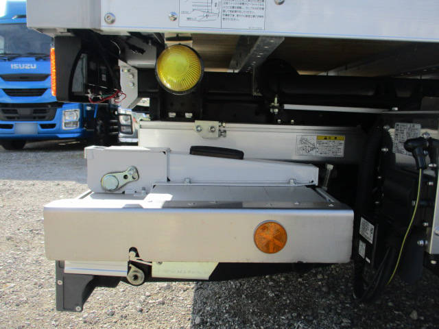 いすゞエルフアルミバン小型（2t・3t）[写真09]