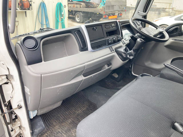 三菱ふそうキャンター平ボディ小型（2t・3t）[写真32]