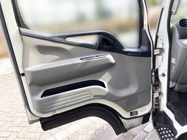 三菱ふそうキャンターアルミバン小型（2t・3t）[写真18]