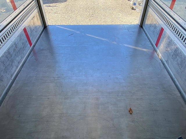 いすゞフォワード冷蔵冷凍ウイング増トン（6t・8t）[写真22]