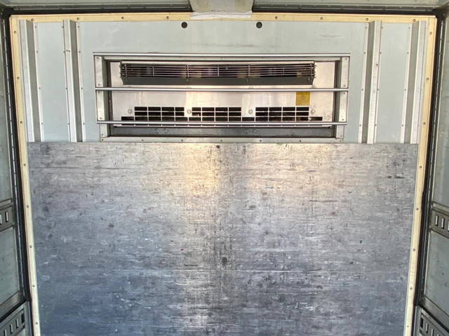 いすゞフォワード冷蔵冷凍ウイング増トン（6t・8t）[写真23]