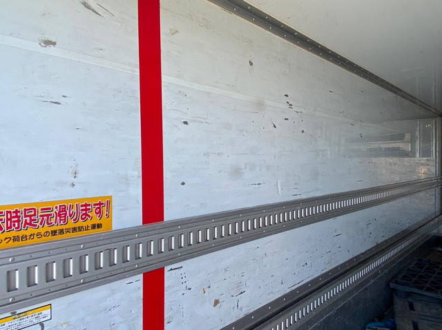 いすゞフォワード冷蔵冷凍ウイング増トン（6t・8t）[写真24]