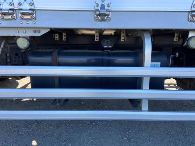 いすゞフォワード冷蔵冷凍ウイング増トン（6t・8t）[写真33]