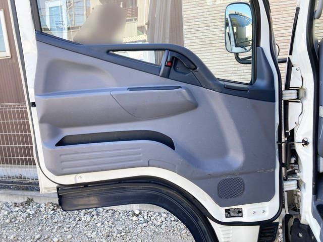 三菱ふそうキャンター平ボディ小型（2t・3t）[写真26]