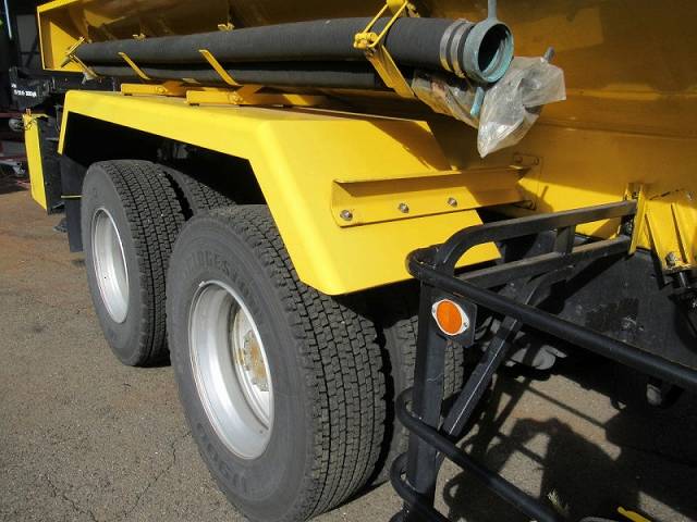 UDトラックスその他の車種散水車大型（10t）[写真37]