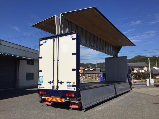 いすゞギガアルミウイング大型（10t）[写真02]