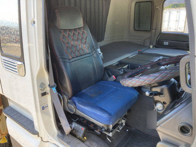 いすゞギガアルミウイング大型（10t）[写真28]