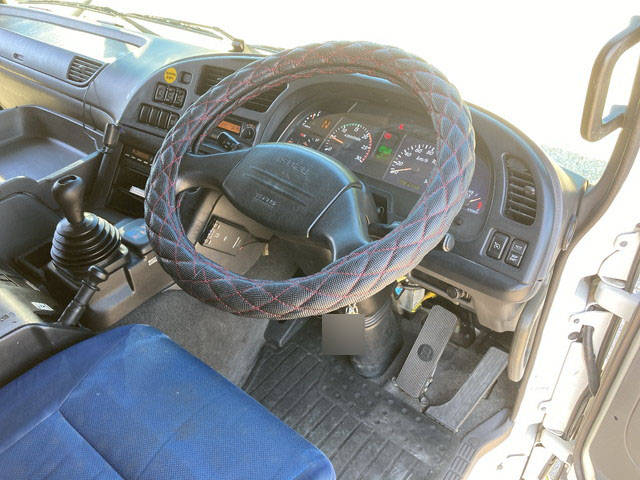 いすゞギガアルミウイング大型（10t）[写真30]