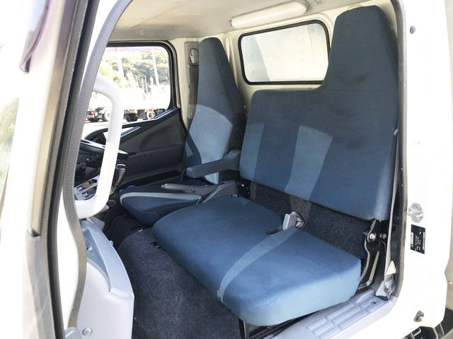 三菱ふそうキャンターアルミバン小型（2t・3t）[写真28]