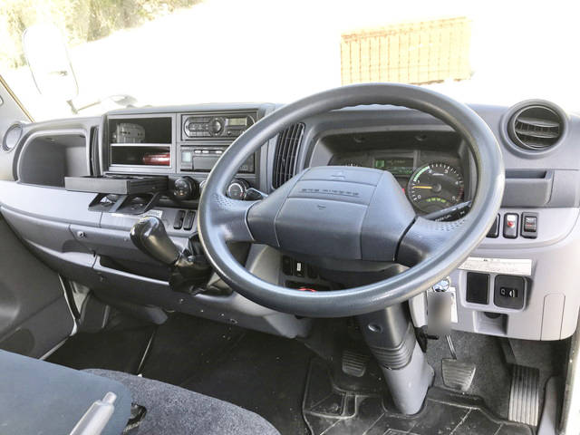 三菱ふそうキャンターアルミバン小型（2t・3t）[写真32]