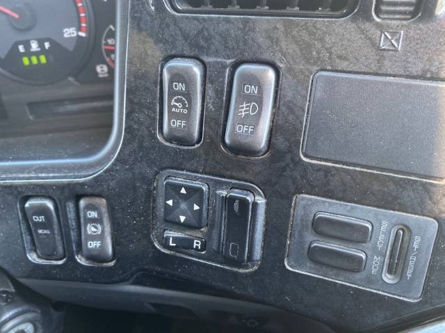 三菱ふそうスーパーグレートアルミウイング大型（10t）[写真36]