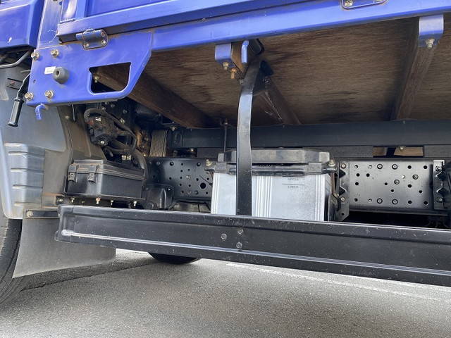 三菱ふそうキャンター平ボディ小型（2t・3t）[写真17]