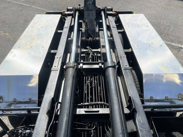 UDトラックスクオンアームロール大型（10t）[写真14]