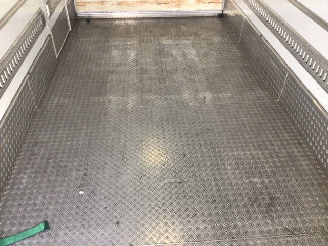 いすゞエルフ冷凍車（冷蔵車）小型（2t・3t）[写真12]