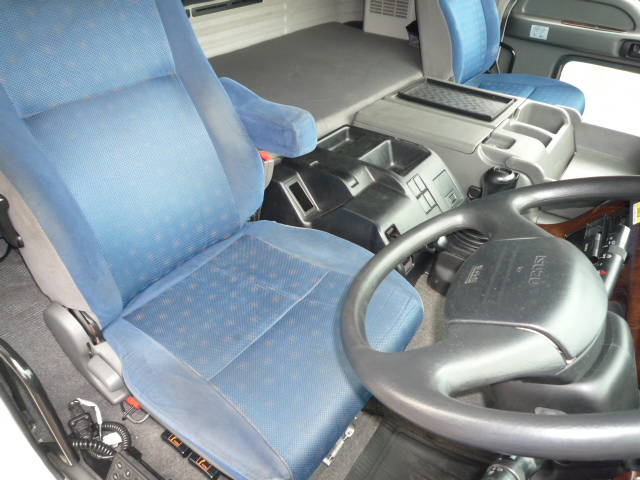 いすゞギガアルミウイング大型（10t）[写真28]