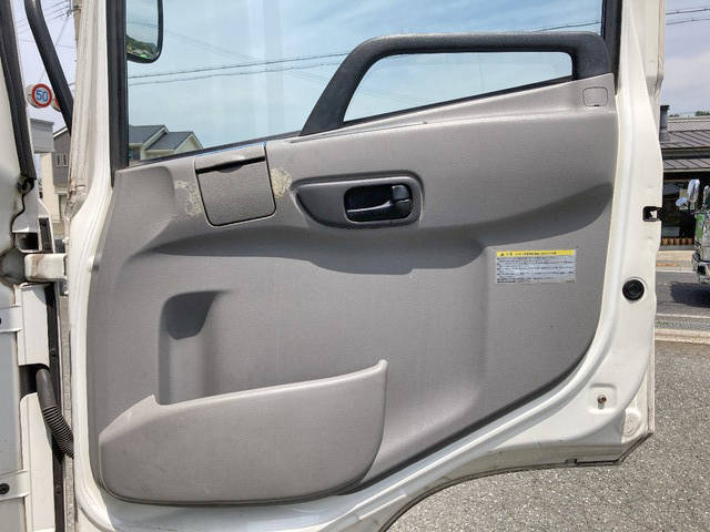 UDトラックスコンドル平ボディ中型（4t）[写真30]