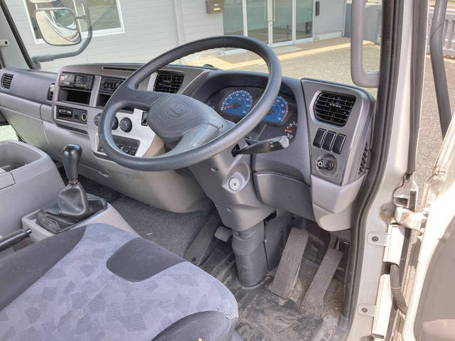 UDトラックスコンドル平ボディ中型（4t）[写真35]