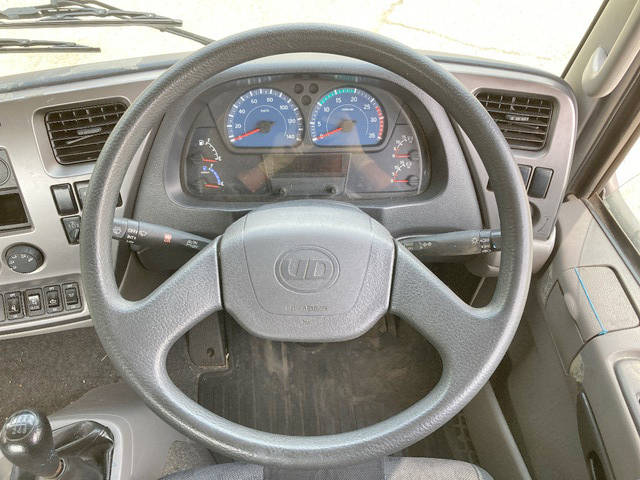 UDトラックスコンドル平ボディ中型（4t）[写真36]