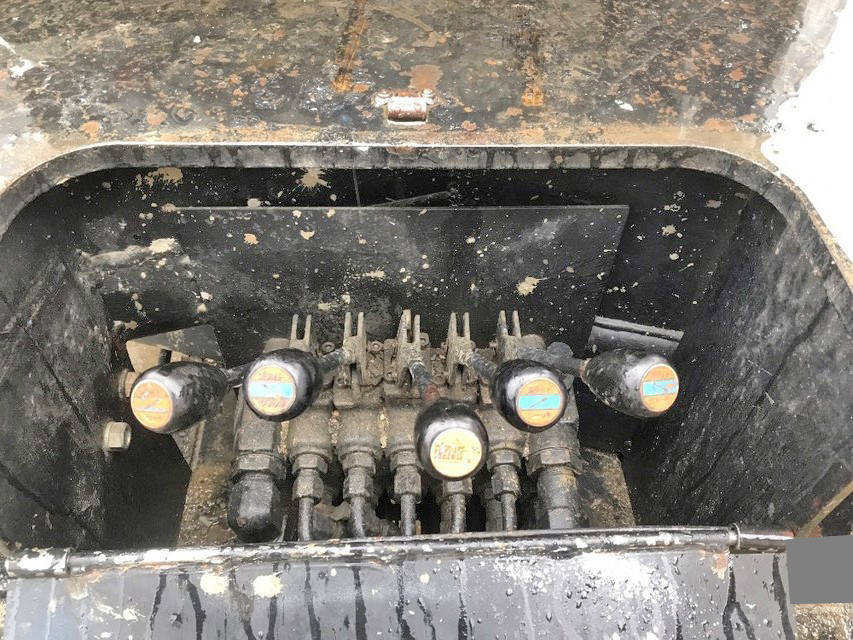 いすゞエルフ穴掘建柱車小型（2t・3t）[写真19]