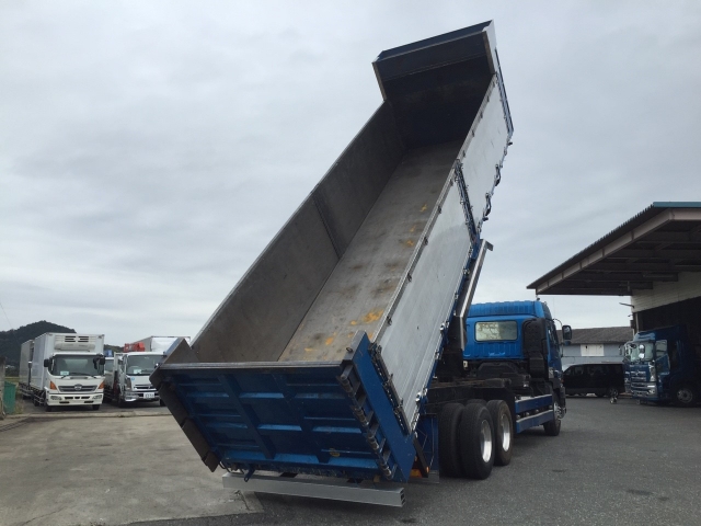いすゞギガ深ダンプ（土砂禁ダンプ）大型（10t）[写真02]