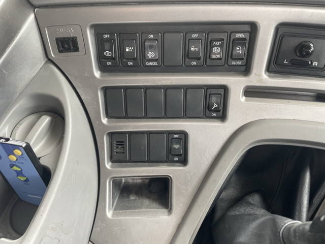 UDトラックスクオンダンプ大型（10t）[写真35]