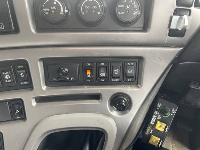 UDトラックスクオンダンプ大型（10t）[写真36]