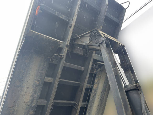 いすゞギガダンプ大型（10t）[写真13]