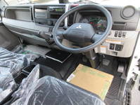 三菱ふそうキャンターアルミウイング小型（2t・3t）[写真09]