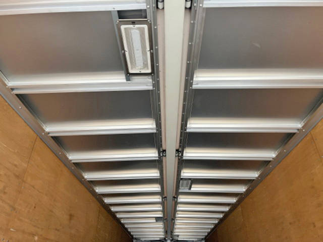 いすゞギガアルミウイング大型（10t）[写真10]