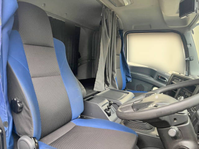 いすゞギガアルミウイング大型（10t）[写真32]