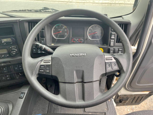 いすゞギガアルミウイング大型（10t）[写真37]