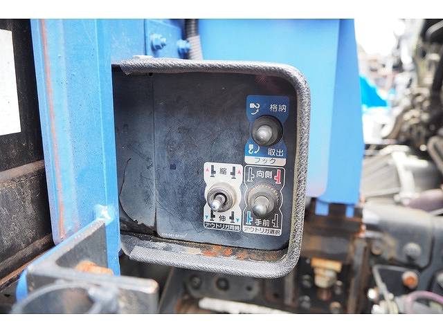 三菱ふそうキャンターセルフクレーン4段小型（2t・3t）[写真15]
