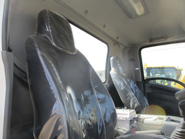 いすゞフォワード散水車中型（4t）[写真23]