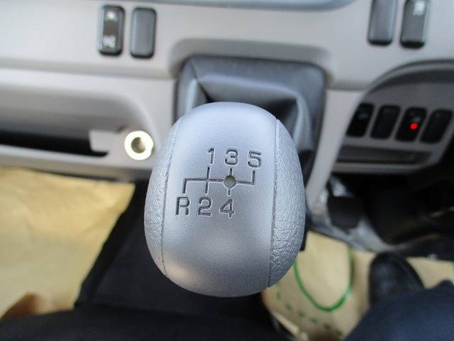 三菱ふそうキャンター平ボディ小型（2t・3t）[写真13]