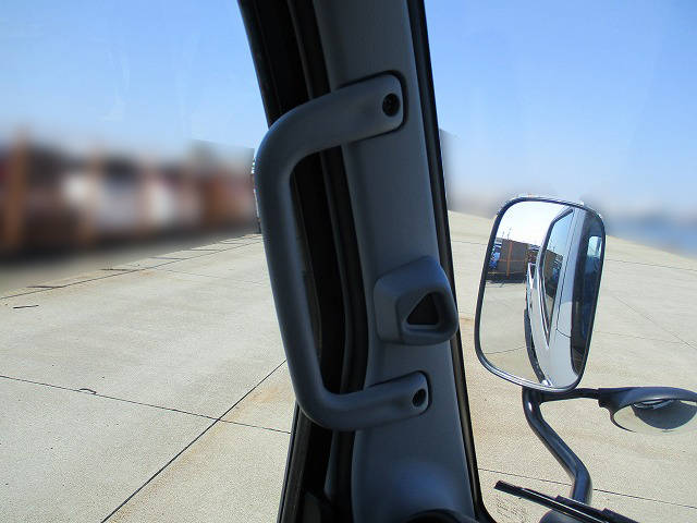 三菱ふそうキャンター平ボディ小型（2t・3t）[写真18]