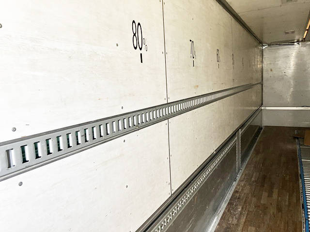 いすゞギガアルミウイング大型（10t）[写真10]