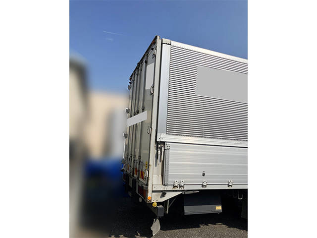 いすゞギガアルミウイング大型（10t）[写真13]