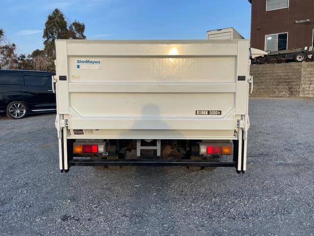 三菱ふそうキャンター平ボディ小型（2t・3t）[写真09]
