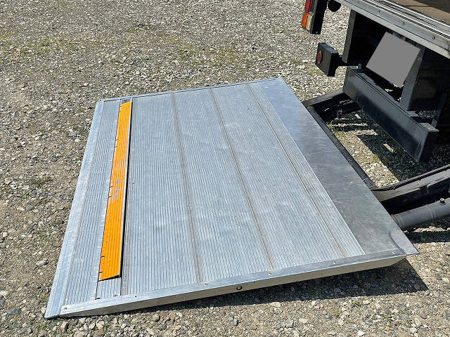 三菱ふそうキャンターアルミバン小型（2t・3t）[写真09]