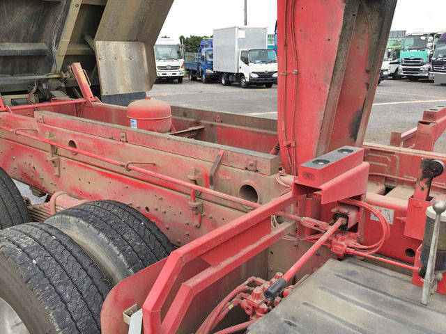 UDトラックスクオンダンプ大型（10t）[写真24]