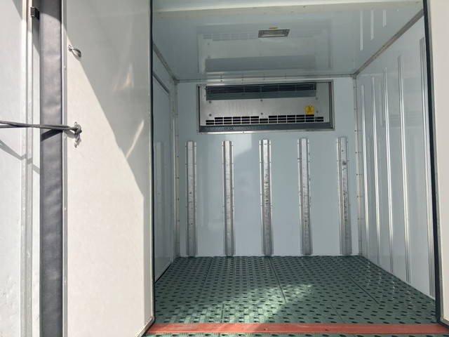 いすゞエルフ冷凍車（冷蔵車）小型（2t・3t）[写真04]