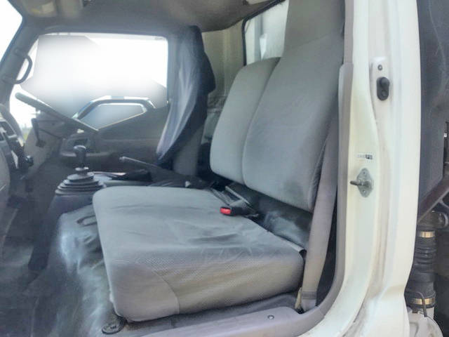 日野デュトロ幌ウイング小型（2t・3t）[写真26]