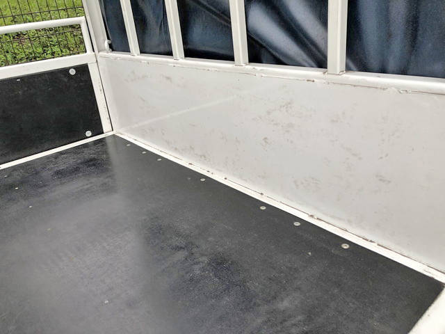 三菱ふそうキャンター平ボディ小型（2t・3t）[写真12]