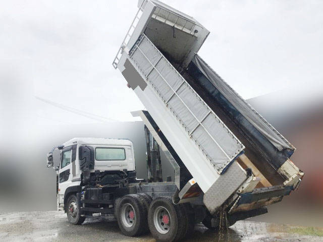 UDトラックスクオンダンプ大型（10t）[写真13]