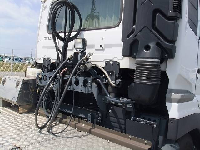 UDトラックスクオントレーラーヘッド（トラクターヘッド）大型（10t）[写真14]