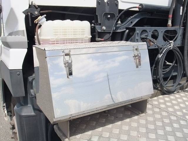 UDトラックスクオントレーラーヘッド（トラクターヘッド）大型（10t）[写真15]