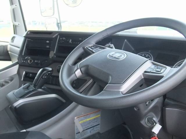 UDトラックスクオントレーラーヘッド（トラクターヘッド）大型（10t）[写真16]